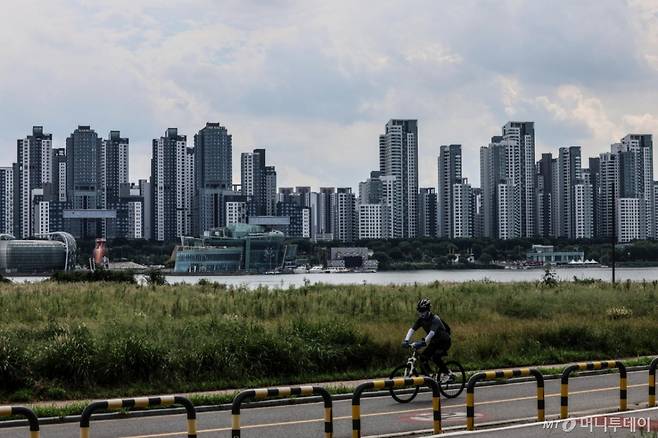 [서울=뉴시스] 김근수 기자 = 18일 오후 서울 용산구 한강시민공원에서 서초 래미안 원베일리 아파트 단지가 보이고 있다.  국내 한 부동산 플랫폼 업체 발표에 따르면 올해 서울에서 거래된 전용면적 84∼85㎡(국평) 아파트의 거래가를 분석한 결과, 가장 비싸게 거래된 아파트는 지난달 2일 60억원에 거래된 래미안원베일리라고 밝혔다. 2024.09.18. ks@newsis.com /사진=김근수