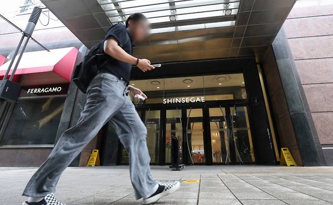 '신세계백화점 폭파 테러글‘을 온라인에 올려 수천 명이 대피하고 다수 경찰력이 동원되는 등 혼란스러운 사태를 빚게 만든 10대 게시자가 검거된 가운데 관련 뉴스에 ‘폭파 협박 댓글’을 단 20대도 경찰에 붙잡혔다.  사진은 6일 오전 경찰이 긴급 수색을 마친 경기 용인시 수지구 신세계 사우스시티의 모습./사진=뉴스1