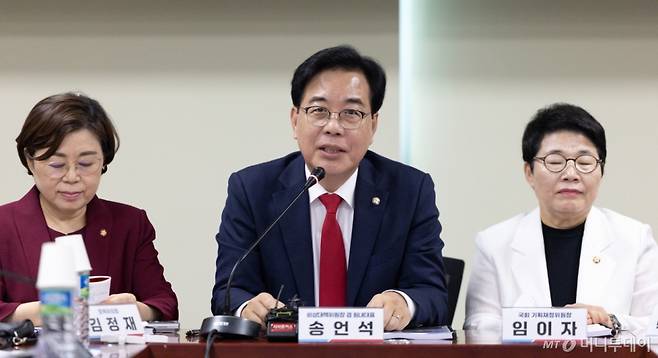 (서울=뉴스1) 이승배 기자 = 송언석 국민의힘 비상대책위원장 겸 원내대표가 8일 오후 서울 여의도 국회 의원회관에서 열린 '이재명 정부 첫 증세안, 누구를 위한 세제 개편인가?'를 주제로 열린 2025 세제 개편안 평가 및 시장 영향 분석 간담회에 참석해 인사말하고 있다. 2025.8.7/뉴스1  Copyright (C) 뉴스1. All rights reserved. 무단 전재 및 재배포,  AI학습 이용 금지. /사진=(서울=뉴스1) 이승배 기자