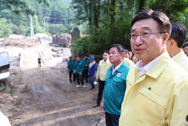 [서울=뉴시스] 정병혁 기자 = 윤호중 행정안전부 장관이 1일 오후 경기도 가평군 조정면 집중호우 피해지역 현장을 방문해 피해복구 상황 및 복구 계획을 점검하고 있다. (사진=행정안전부 제공) 2025.08.01. photo@newsis.com *재판매 및 DB 금지 /사진=