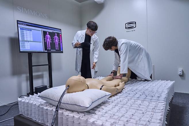 시몬스 팩토리움 내 수면연구R&D 센터 내에 있는 인공기후실. 침실 환경이 개인 수면 환경에 미치는 영향을 연구하는 공간이다./사진제공=시몬스