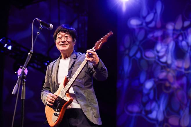 김창완밴드의 리더 김창완이 6일(현지시간) 뉴욕 맨해튼 링컨센터 댐로쉬파크에서 공연을 하고 있다. /사진제공=뉴욕한국문화원