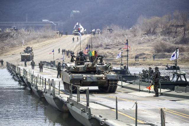 한미연합연습 중 K1E1전차가 완성된 연합부교를 통해 임진강을 도하하논 모습. 연합뉴스