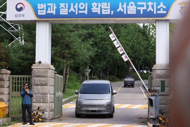 김건희 여사 의혹을 수사하는 민중기 특별검사팀이 7일 오전 윤석열 전 대통령에 대한 체포영장 집행에 실패한 뒤 경기 의왕 서울구치소를 나서고 있다. 뉴시스