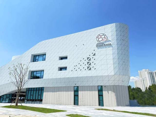 전북 전주시 덕진구 혁신로 월드컵경기장 일원에 조성된 전주드론스포츠 센터다. 총 사업비 146억 원이 투입돼 연면적 3980㎡에 지상 3층 규모로 건립됐다. 전주시청 제공