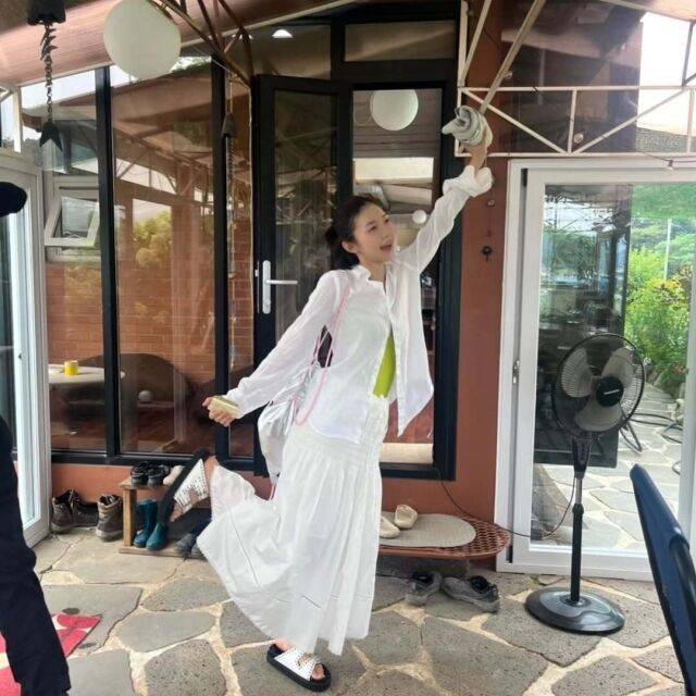 시골 고향집 마당 분위기가 물씬 나는 곳에서 포즈를 취한 배우 주현영. /주현영 소셜미디어.