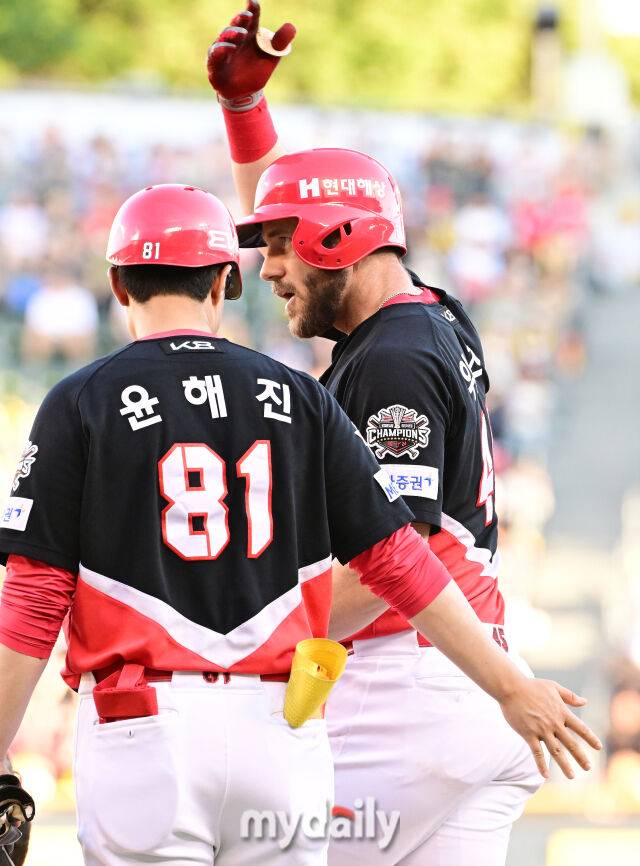 29일 오후 서울 잠실야구장에서 진행된 '2025 프로야구 KBO리그' KIA-LG의 경기. 기아 위즈덤이 6회초 1사 3루에서 역전타를 때린 뒤 환호하고 있다./마이데일리