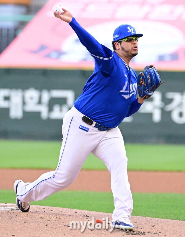 2025년 8월 7일 오후 인천 SSG랜더스필드에서 열린 '2025 신한 SOL뱅크 KBO 리그' 삼성 라이온즈와 SSG랜더스의 경기 삼성 선발투수 후라도가 역투하고 있다./인천=유진형 기자