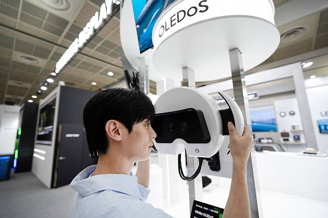 삼성디스플레이가 ‘K-디스플레이 2025’에서 선보인 1.3인치 4000PPI 해상도의 양안 화이트(W) 올레도스 제품. [삼성디스플레이 제공[