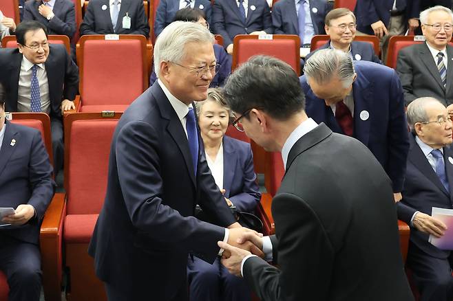 문재인 전 대통령이 지난 4월 25일 서울 여의도 국회도서관에서 열린 4.27 판문점선언 7주년 기념식에서 김경수 제21대 대통령 선거 더불어민주당 경선 후보와 인사하고 있다. [국회사진기자단]