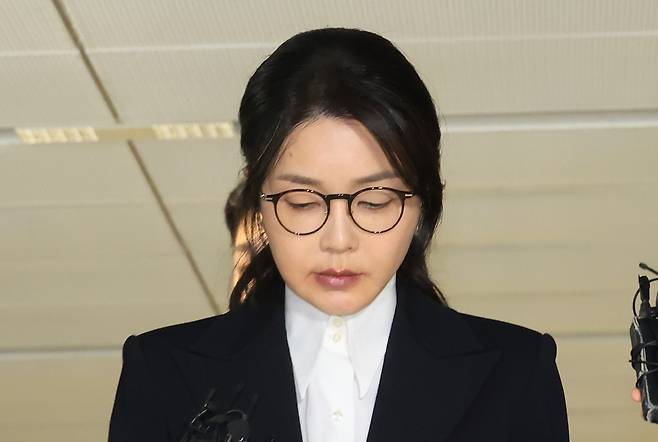 윤석열 전 대통령 부인 김건희 여사가 지난 6일 서울 종로구 KT광화문빌딩 웨스트에 마련된 민중기 특별검사팀에서 피의자 신분으로 조사를 받고 귀가하고 있다. [연합]