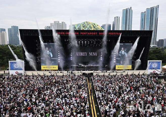 [인천=뉴시스] 전진환 기자 = 3일 오후 인천 연수구 송도달빛축제공원에서 열린 '2025 인천펜타포트 락 페스티벌'에서 관람객들이 오드리 누나(AUDREY NUNA)의 공연을 관람하고 있다.  2025.08.03. amin2@newsis.com