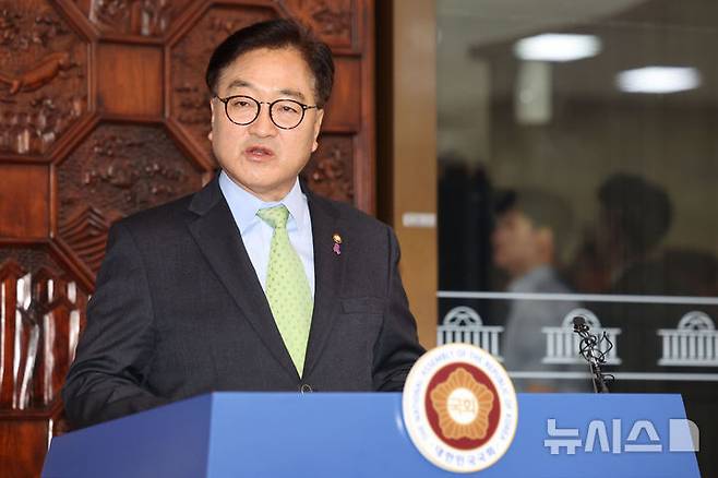 [서울=뉴시스] 권창회 기자 = 우원식 국회의장이 지난해 12월 4일 서울 여의도 국회 로텐더홀에서 비상계엄 선포 관련 긴급 회견을 하고 있다. 2024.12.04. kch0523@newsis.com