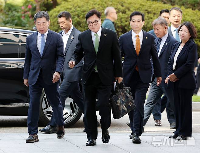 [서울=뉴시스] 조성우 기자 = 우원식 국회의장이 7일 오전 서울 서초구 서울고검에 마련된 내란특검 사무실에 참고인 조사를 받기 위해 출석하고 있다. 2025.08.07. xconfind@newsis.com