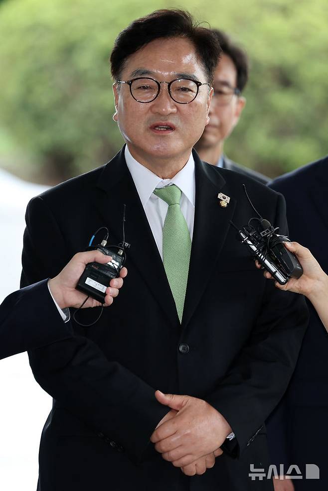 [서울=뉴시스] 조성우 기자 = 우원식 국회의장이 7일 오전 서울 서초구 서울고검에 마련된 내란특검 사무실에 참고인 조사를 받기 위해 출석하며 발언하고 있다. 2025.08.07. xconfind@newsis.com