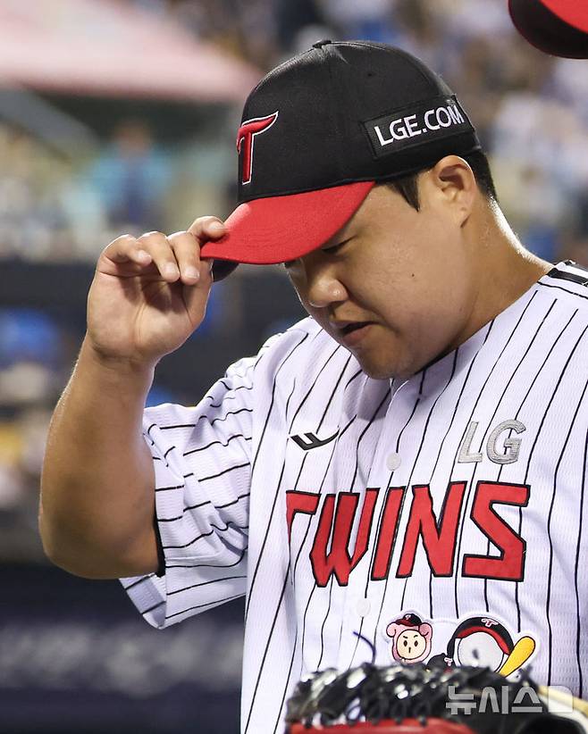 [서울=뉴시스] 황준선 기자 = 6일 서울 송파구 잠실야구장에서 열린 2025 KBO리그 두산 베어스와 LG 트윈스의 경기, 5회 초 역전 만루홈런을 내준 LG 장현식이 이닝을 마친 뒤 아쉬워하고 있다. 2025.08.06. hwang@newsis.com