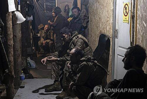대피소에서 휴식중인 우크라이나 장병들 [EPA=연합뉴스 자료사진. 우크라이나군 제공. 재판매 및 DB금지]