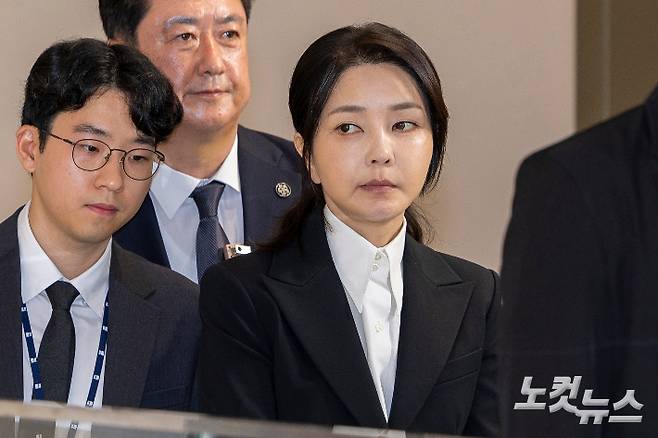 윤석열 전 대통령의 부인 김건희 씨가 6일 오전 서울 종로구 KT 광화문빌딩 웨스트에 마련된 민중기 특별검사 사무실로 출석하고 있다. 사진공동취재단