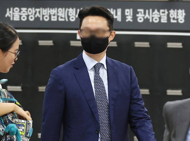 '건진법사 청탁 의혹'의 핵심 인물인 통일교 전 세계본부장 윤모 씨가 지난달 30일 영장실질심사를 위해 서울중앙지법에 출석하고 있다. 연합뉴스