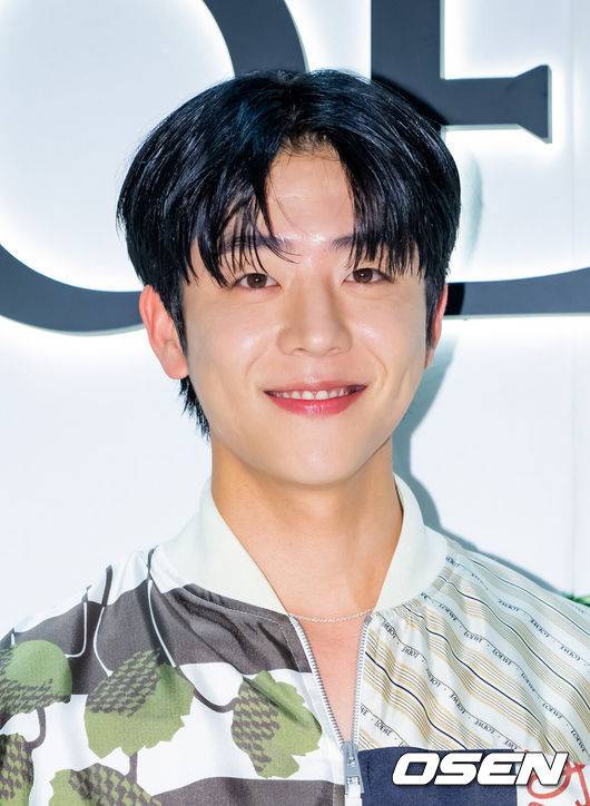 [OSEN=민경훈 기자] 18일 오후 서울 서초구 신세계 백화점 강남점에서 브랜드 팝업 스토어 오픈 사진 행사 열렸다.이날 행사에는 배우 채종협, 장다아, 전소니가 참석했다.배우 채종협이 포즈를 취하고 있다. 2024.04.18 /rumi@osen.co.kr