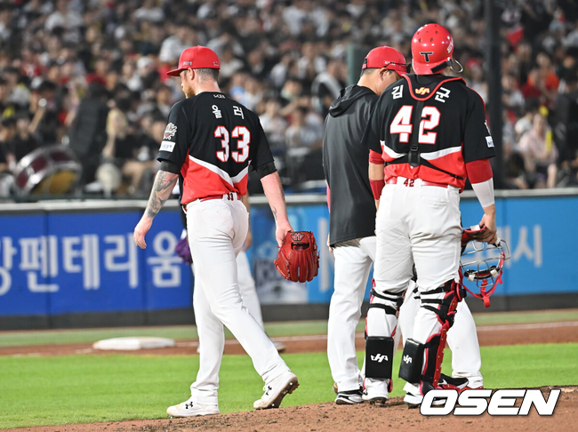 [OSEN=부산, 이석우 기자] 6일 부산 사직야구장에서 2025 신한 SOL 뱅크 KBO 리그 롯데 자이언츠와 KIA 타이거즈의 경기가 열렸다.홈팀 롯데는 데이비슨이, 방문팀 KIA는 올러가 선발 출전했다.KIA 타이거즈 올러가 3회말 2사 만루 롯데 자이언츠 박승욱에게 중견수 왼쪽 2타점 안타를 맞고 교체되고 있다. 2025.08.06 / foto0307@osen.co.kr