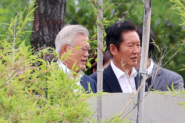 ▲더불어민주당 정청래 대표가 7일 경남 양산시 하북면 평산마을 문재인 전 대통령 사저에서 문 전 대통령을 예방한 후 함께 나오고 있다. ⓒ연합뉴스