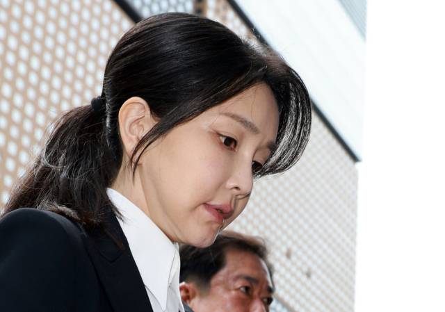 ▲윤석열 전 대통령 부인 김건희 여사가 6일 서울 종로구 KT광화문빌딩 웨스트에 마련된 민중기 특별검사팀에 피의자 신분으로 첫 출석하고 있다. 전·현직 대통령 부인이 수사기관에 피의자로 공개 출석하는 것은 헌정사상 처음이다. ⓒ연합뉴스