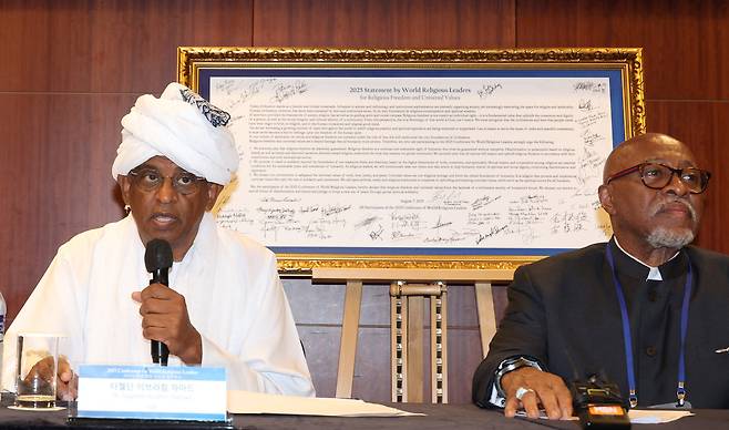 7일 서울 송파구 잠실 롯데호텔월드에서 열린 '종교의 자유와 보편적 가치를 위한 세계 종교 지도자 기자회견'에서 타지 이브라힘 하마드 UPF 세계회장(왼쪽)이 모두발언을 하고 있다. 이제원 선임기자