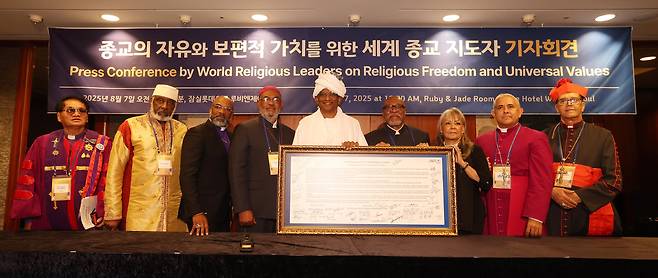 7일 서울 송파구 잠실 롯데호텔월드에서 열린 '종교의 자유와 보편적 가치를 위한 세계 종교 지도자 기자회견'에서 참석자들이 성명서 앞에서 기념촬영을 하고 있다. (왼쪽부터) 수라폰 분프라탐 복음주의 연합회 회장, 토마스 리 바렛 주니어 목사, 로날드 토마스 주니어 주교, 존 밀톤 주교, 타지 이브라힘 하마드 UPF 세계회장, 조지 어거스투스 스탈링스 주니어 대주교, 낸시 로자리오 주교, 루이스 미겔 페레아 주교, 이반 두트라 데 모라에스 대주교. 이제원 선임기자