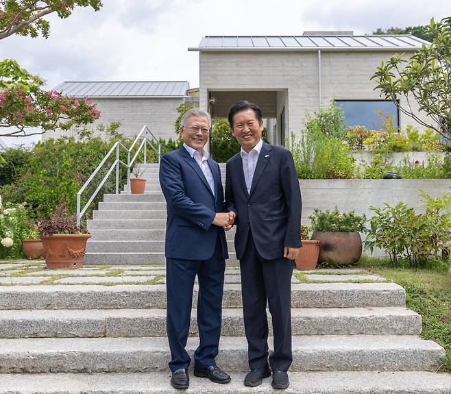 더불어민주당 정청래 대표(오른쪽)가 7일 경남 양산시 하북면 평산마을에 위치한 문재인 전 대통령 사저를 방문해 문 전 대통령과 기념 촬영하고 있다.&nbsp; 민주당 제공