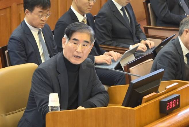 김용현 전 국방부 장관이 지난달 23일 서울 종로구 헌법재판소에서 열린 윤석열 대통령 탄핵심판 4차변론에 증인으로 출석해 발언하고 있다.  헌법재판소 제공