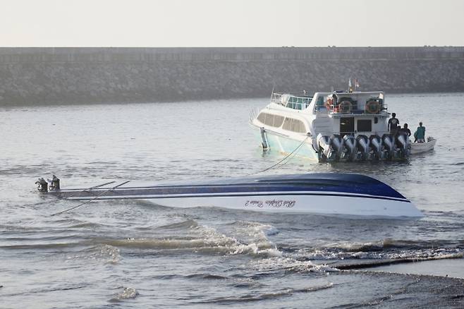 5일(현지시간) 인도네시아 발리 사누르 항구 인근에서 전복된 쾌속정의 모습. 이 사고로 중국인 관광객 2명과 현지인 승무원 1명이 사망했다. 2025.8.5 EPA 연합뉴스