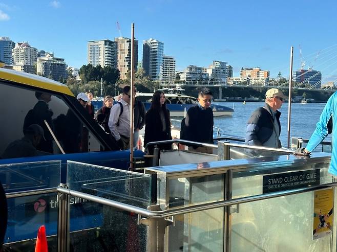 지난 4일 호주 브리즈번에 있는 ‘리버사이드 페리 터미널’에 정착한 수상버스 ‘시티캣’에서 브리즈번시민들이 내리고 있다. 브리즈번 임태환기자