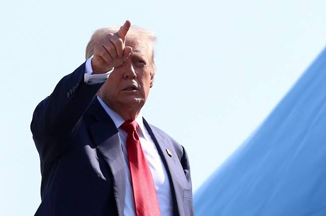 도널드 트럼프 미국 대통령이 2025년 7월 25일(현지시간) 메릴랜드 앤드루스 합동기지에서 스코틀랜드로 향하는 에어포스원에 탑승하며 손짓하고 있다. 이날은 트럼프 행정부가 각국에 플라스틱 생산 감축 반대를 촉구하는 외교 문서를 발송한 날이기도 하다. 로이터 연합뉴스