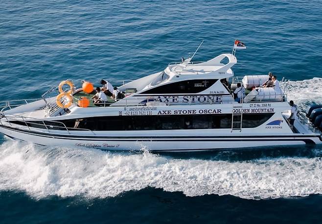 5일(현지시간) 인도네시아 발리 사누르 항구 인근에서 80명을 태운 쾌속정이 전복돼 중국인 관광객 2명과 현지인 승무원 1명이 사망했다. 사진은 사고 선박인 ‘발리 돌핀 크루즈 2’가 평소 운항하던 모습. 쾌속정 운항업체 인스타그램 캡처