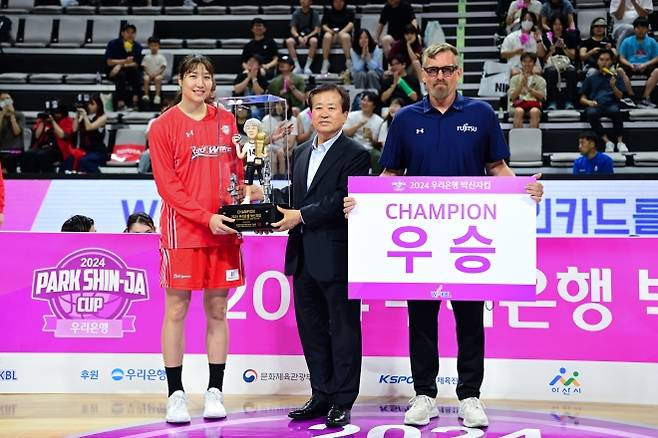 후지쓰 레드웨이브 미야자와 유키가 지난해 9월 8일 아산 이순신체육관에서 열린 2024 박신자컵에서 최우수선수(MVP) 트로피를 받고 있다. WKBL 제공