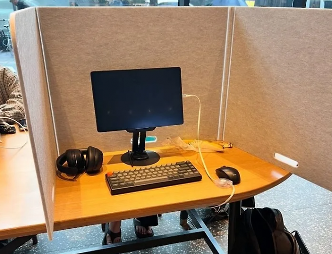 스타벅스 매장에 가림막 등이 설치된 모습. 스레드