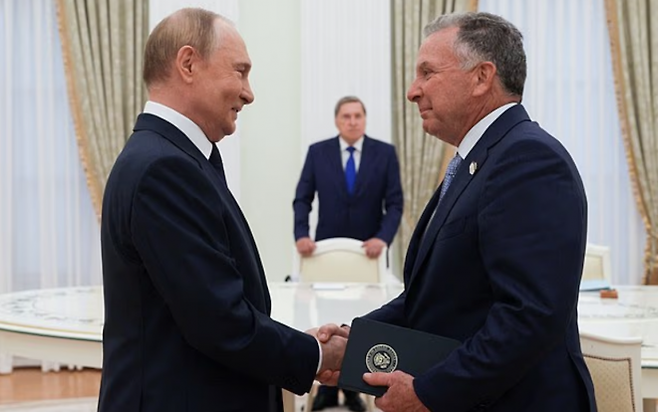 현지시간으로 6일 러시아 크렘린궁에서 스티브 위트코프 미국 중동특사(오른쪽)와 만난 푸틴 러시아 대통령(왼쪽). 로이터 연합뉴스