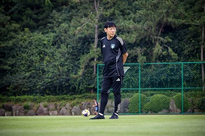 신태용 울산 HD 감독이 6일 울산 강동축구장에서 팀 훈련을 지휘하고 있다. 울산 HD 제공