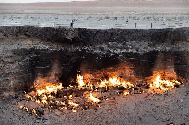 지난 6월 28일 촬영된 지옥의 문 모습. AFP 연합뉴스