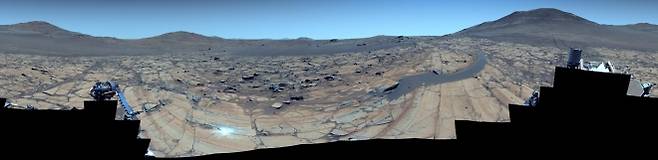 2025년 5월 26일 퍼서비어런스가 촬영한 96장의 사진을 이어 붙여 만든 화성의 전경. NASA/JPL-Caltech/ASU/MSSS