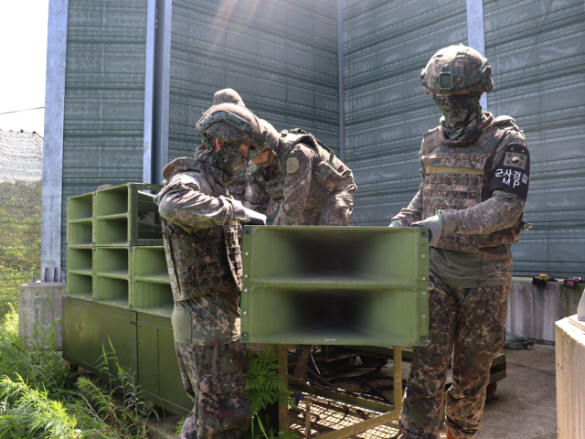 지난 4일 군 관계자들이 대북 확성기를 철거하고 있다. 사진제공=국방부