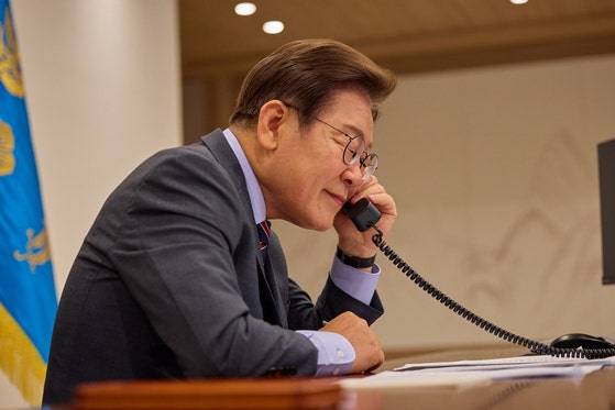 이재명 대통령이 6월 12일 서울 용산구 대통령실 청사 집무실에서 르엉끄엉 베트남 국가주석과 전화 통화를 하고 있다. 뉴스1