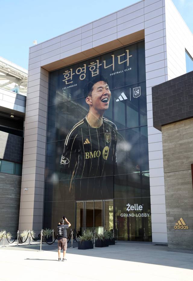 LAFC 홈구장인 BMO 스타디움 입구에 손흥민 영입을 환영하는 플래카드가 걸려 있다. AFP연합뉴스