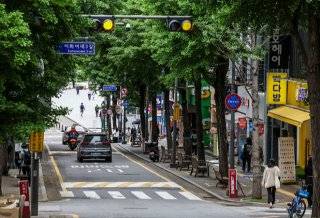 트렌드가 변하면서 한때 융성했던 지역이 자연스럽게 쇠퇴한 사례는 서울에서도 쉽게 찾아볼 수 있다. 사진은 이화여대 앞 상권. 뉴시스
