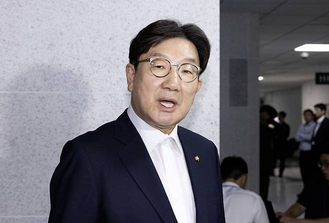 7월18일 김건희 특검과 순직 해병 특검이 권성동 국민의힘 의원 사무실을 압수수색하자 권 의원이 자신의 의원실 앞에서 입장을 밝히고 있다. ⓒ시사IN 조남진