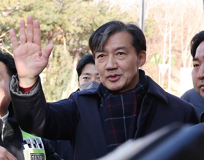 조국 전 조국혁신당 대표가 2024년 12월16일 오전 경기도 의왕 서울구치소 앞에서 수감되기 전 지지자들을 향해 손을 흔들고 있다. ⓒ연합뉴스