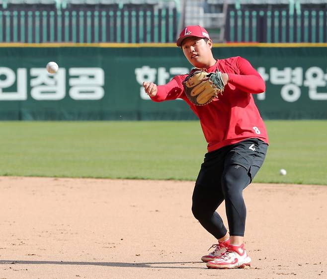 1루 수비 훈련 중인 SSG 현원호. 사진제공|SSG 랜더스