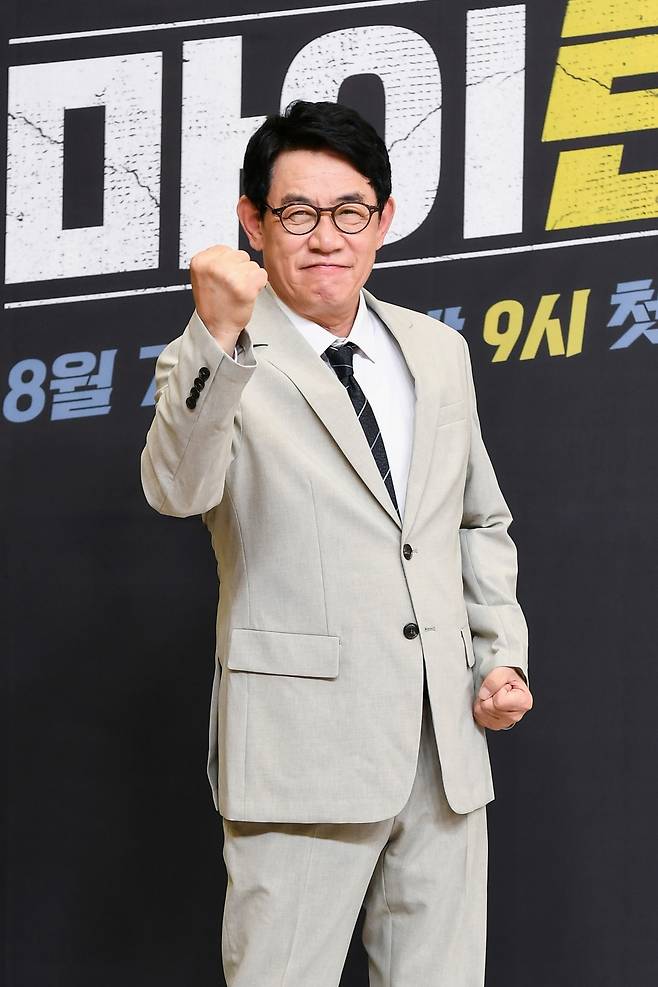 개그맨 이경규가 7일 오후 사전녹화 형식으로 공개된 SBS 새 예능 ‘한탕 프로젝트-마이 턴’ 제작발표회에 참석해 포즈를 취하고 있다. 사진 SBS