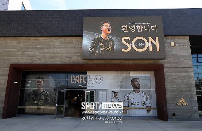 ▲ LAFC의 7번 유니폼을 착용한 손흥민은 "MLS에서 새로운 도전을 하게 돼 매우 기대된다. LA는 한인 커뮤니티가 가장 큰 곳이다. 한국 선수로서 그들을 자랑스럽게 만들어야 할 책임감을 느낀다"며 "유럽에서의 성공이 이곳에서 성공을 보장하지 않는다. 0부터 다시 시작이고, 이 팀을 떠날 땐 레전드라 불리고 싶다"라고 각오를 밝혔다.